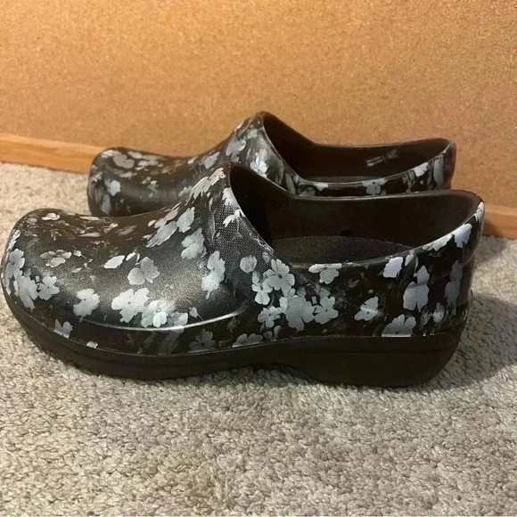 Crocs Women Size 8 Black Floral Neria Pro II Graphic Clog Comfort Footwear - Picture 1 of 9